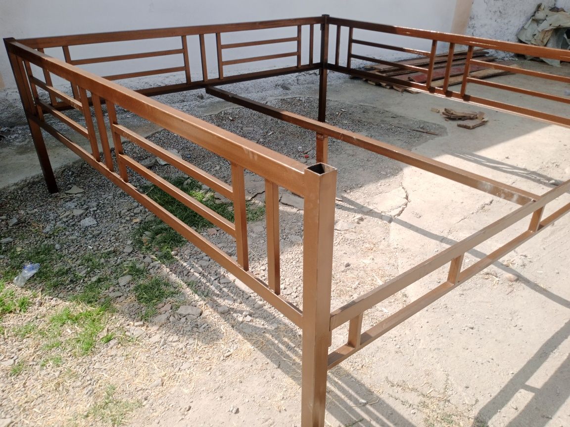 Karavot 2,5 m ga 2,5 m taxtasi ham bor