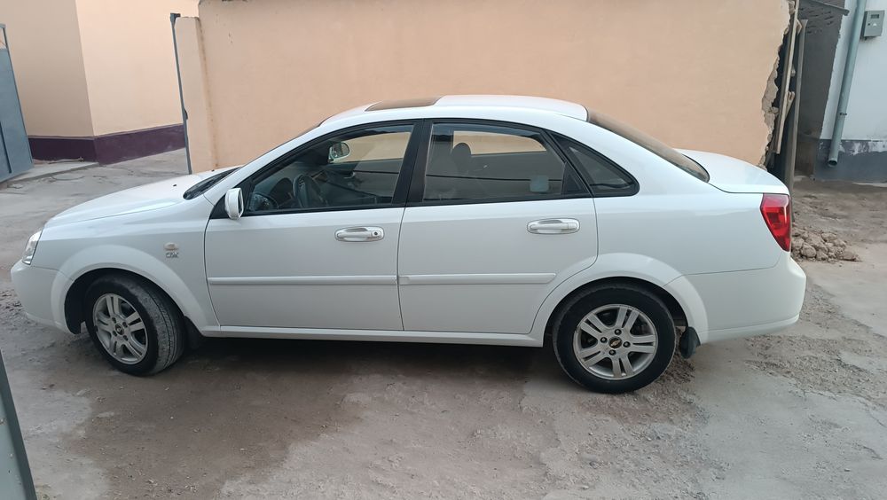 Автомобиль Lacetti