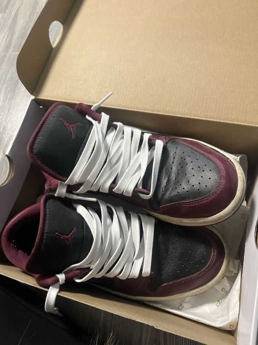 Обувки Jordan 1 бели с червено