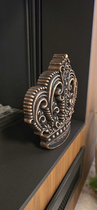 Масивна дървена корона.