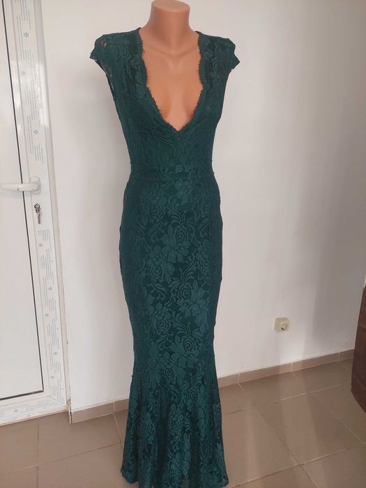 Елегантна зелена дантелена рокля.