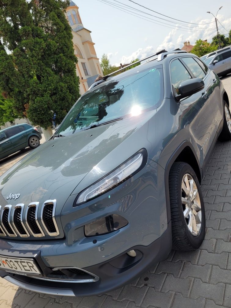 Vând Jeep Cherokee Limited