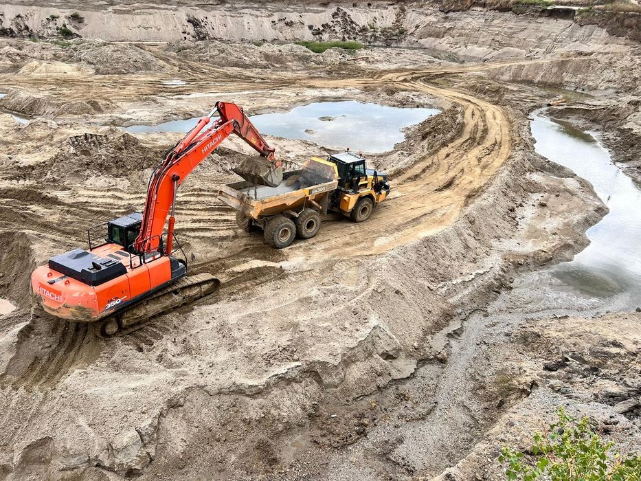 Inchiriez Dumper,8x4  pentru interior.