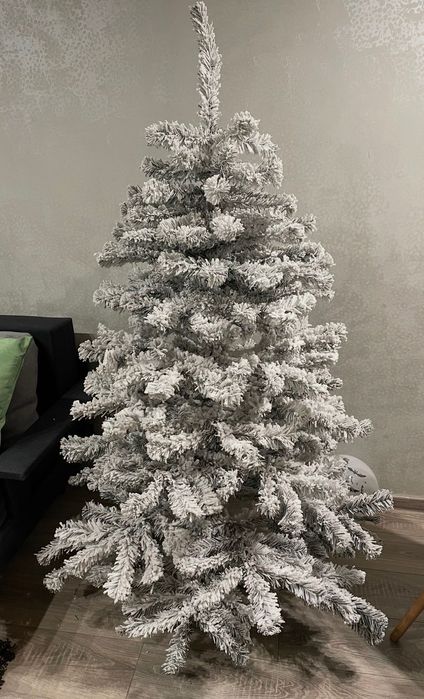 Коледна елха заснежена с играчките