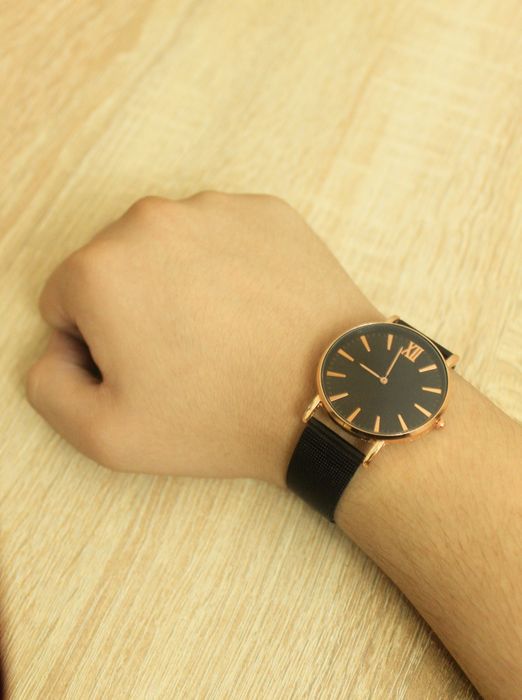 Новые, мужские наручные часы

1) двухконтактные
2) сетчат