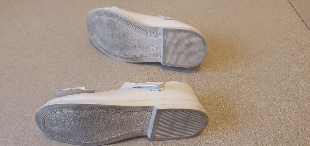 Pantofi crem fetite