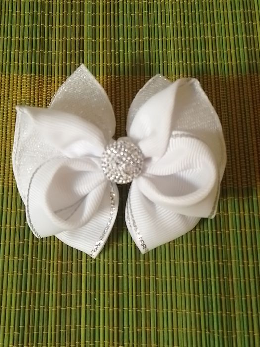 Белые   бантики .