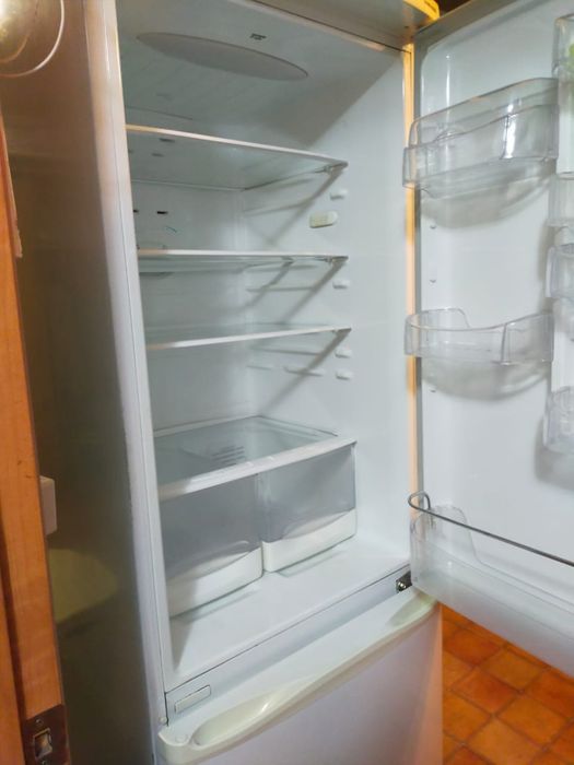 Холодильник  Самсунг ноу фронт продам.