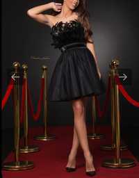 Черна рокля с перa Christinefashion