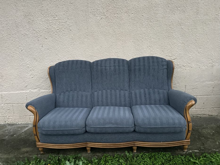 Диван с масивна дървена основа