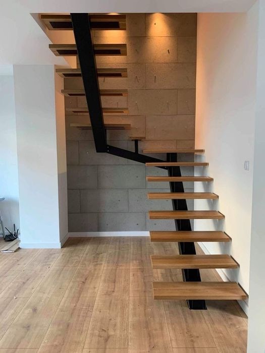 Scari interioare cu trepte de lemn