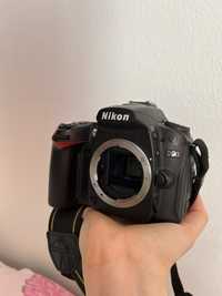 Vand Nikon d90 body si obiectiv.