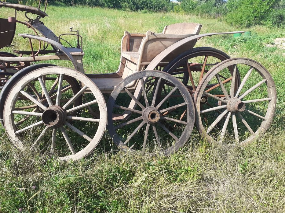 Roți din  lemn cu șină metalică