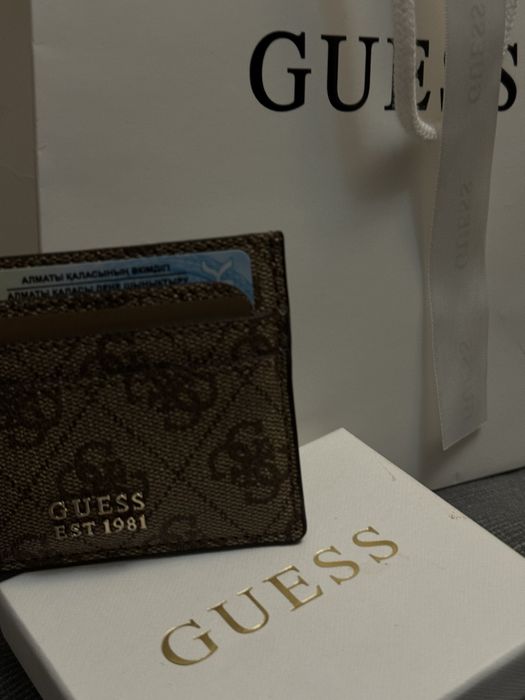 Картхолдер Guess оригинал, покупала в меге в бутике Guess.
