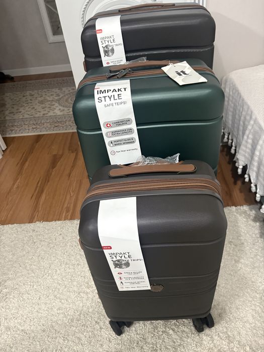 Комплект чемоданов