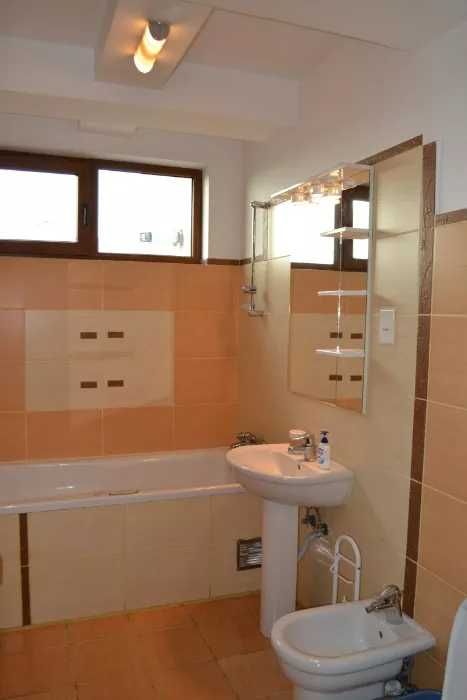 Inchiriez apartament cu 3 camere, 2 bai si parcare in garaj subteran