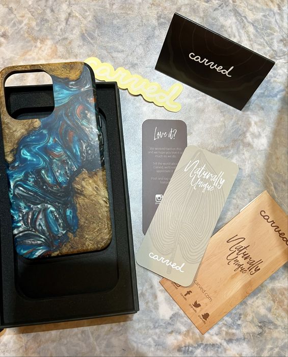 Carved Калъф за iPhone 16 Pro от дърво и смола