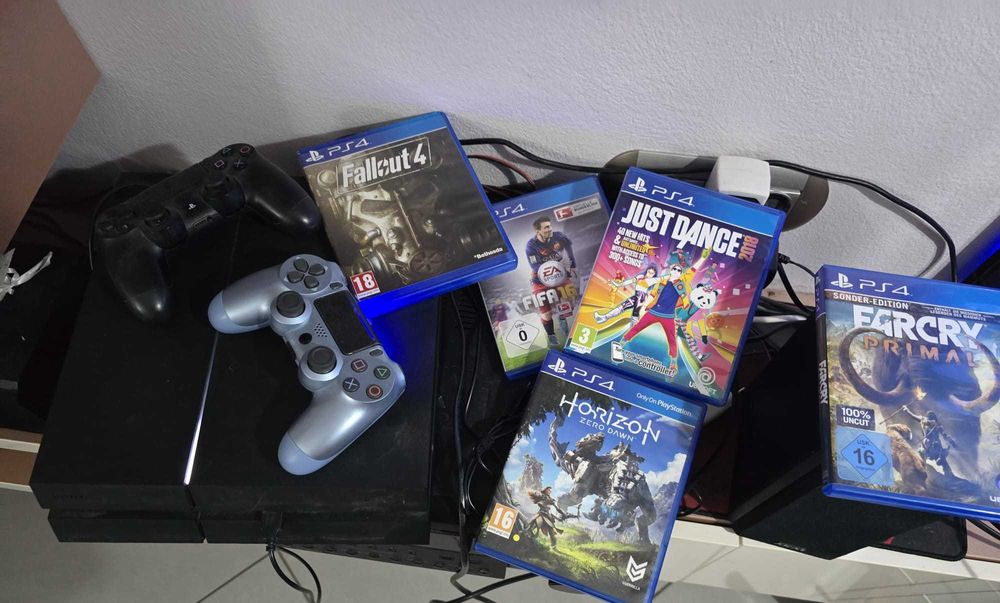 (Ps4) PlayStation 4 Slim + 2 controllere + 8 jocuri | Impecabil