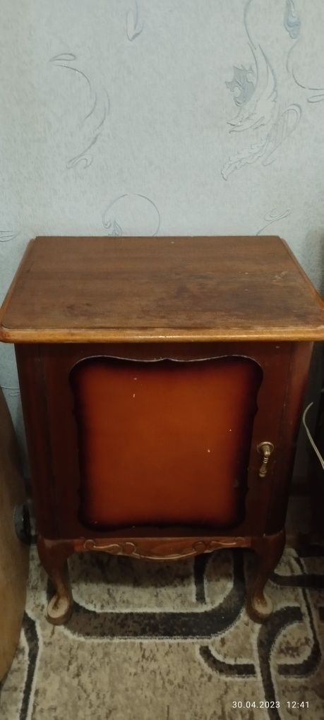 Продаётся трюмо, кравать и две тумбочки