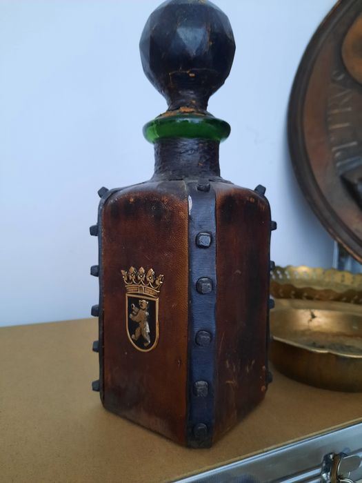 Бюст, бутилка, часовник, римски кани