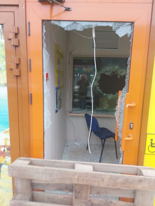 Замена.Разбитых .Стеклопакетов.зеркол.стекла в двери.большой выбор