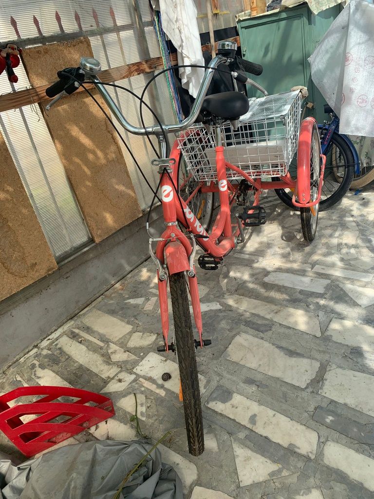 Vând două biciclete