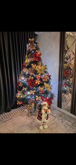 Продам елку вместе с игрушками