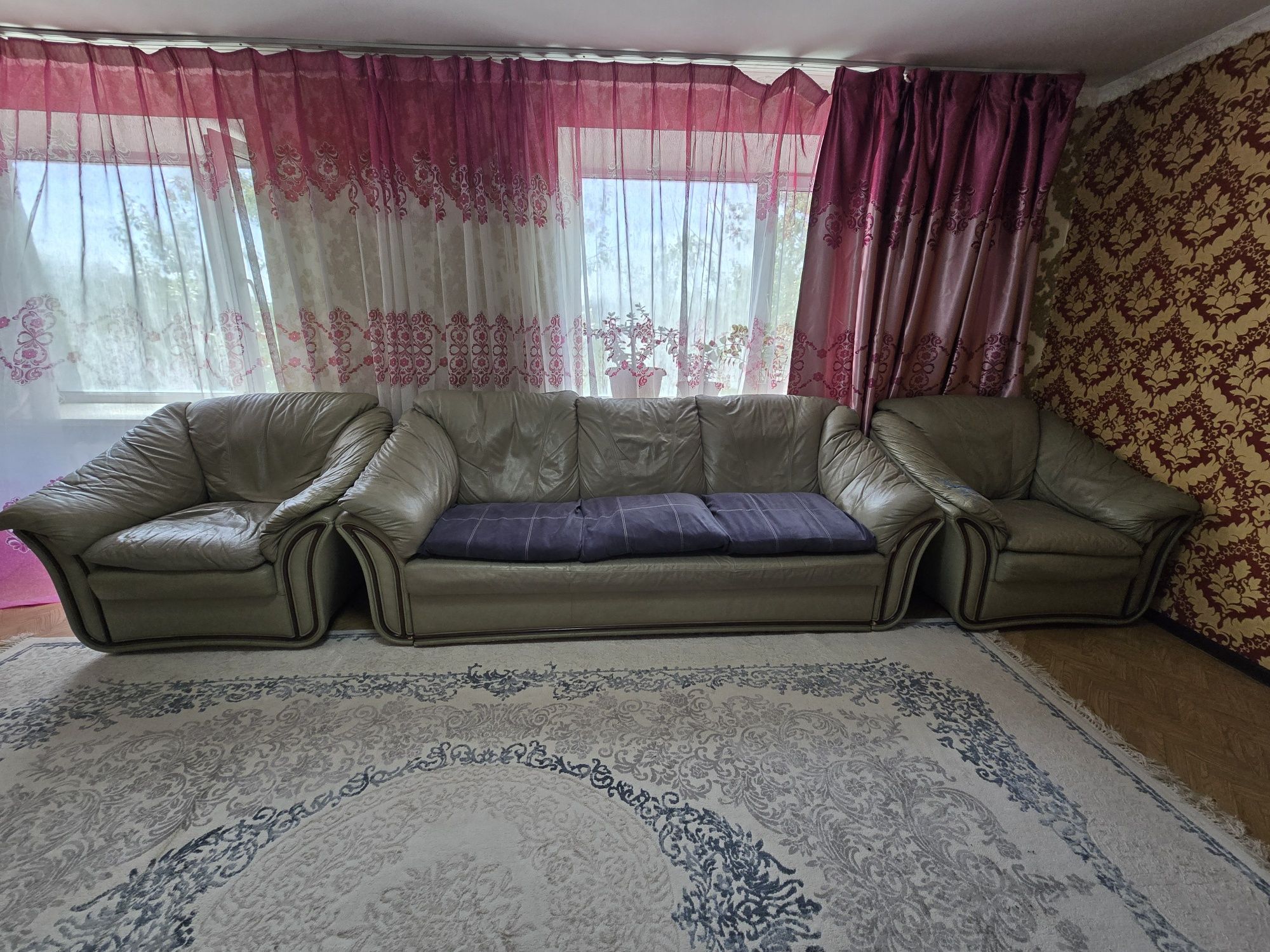 Продаётся кожаный диван