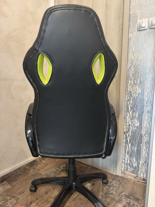 Продавам захабен геймърски стол