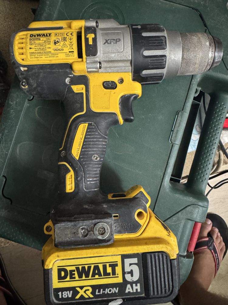 акумулаторен удърен винтоверт безчетков dewalt dcd996