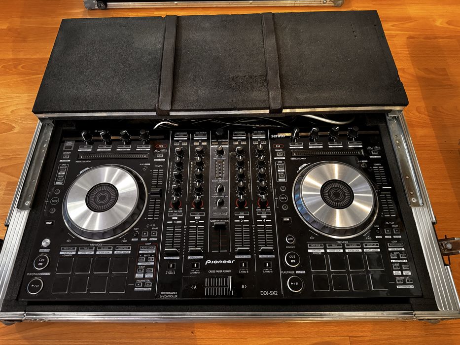 Vand consola Pioneer DDJ-SX2-Serato + Case transport pachet complet