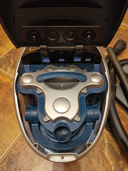 Aspirator Samsung fara sac, cu filtrare prin apa, filtru HEPA, 1400W