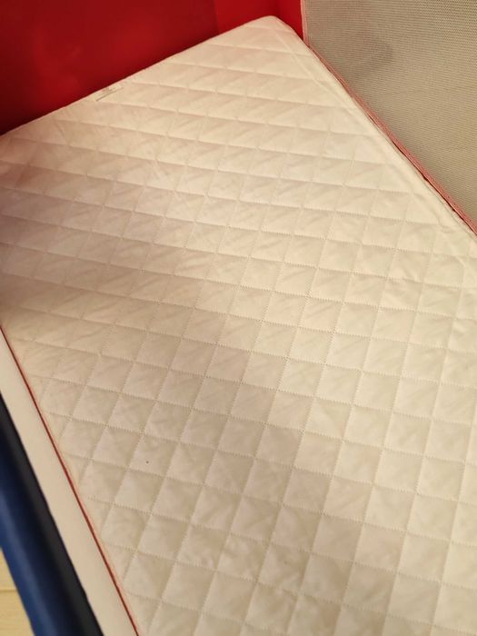 Pătuț bebe Juju roșu cu albastru și saltea Cocos