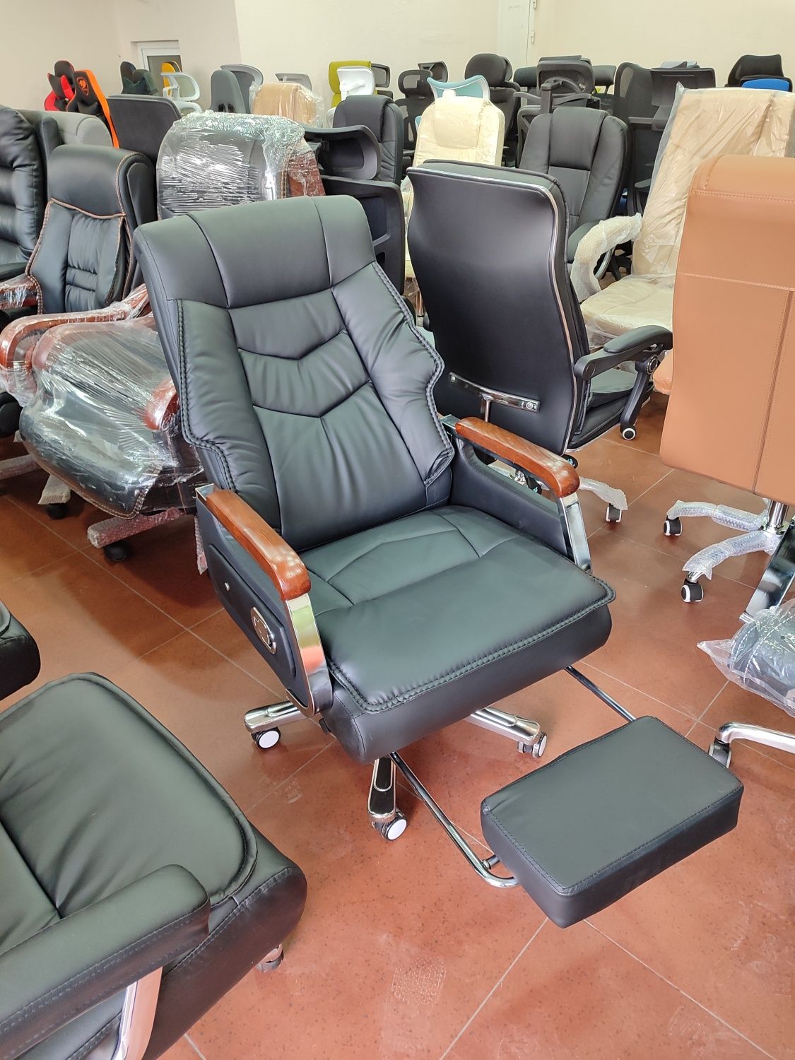 Офисное кресло для руководителя модель 808