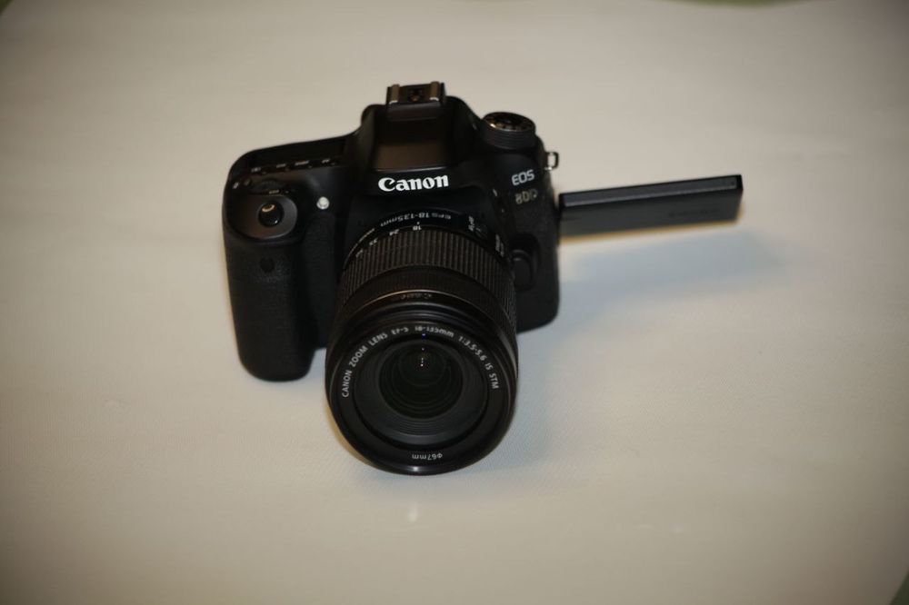 Продается профессиональный фотоаппарат Canon EOS 80D как новый
