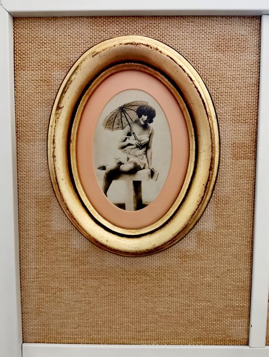 Еротична  картина графика на жена с чадър в златна рамка  чернобяла