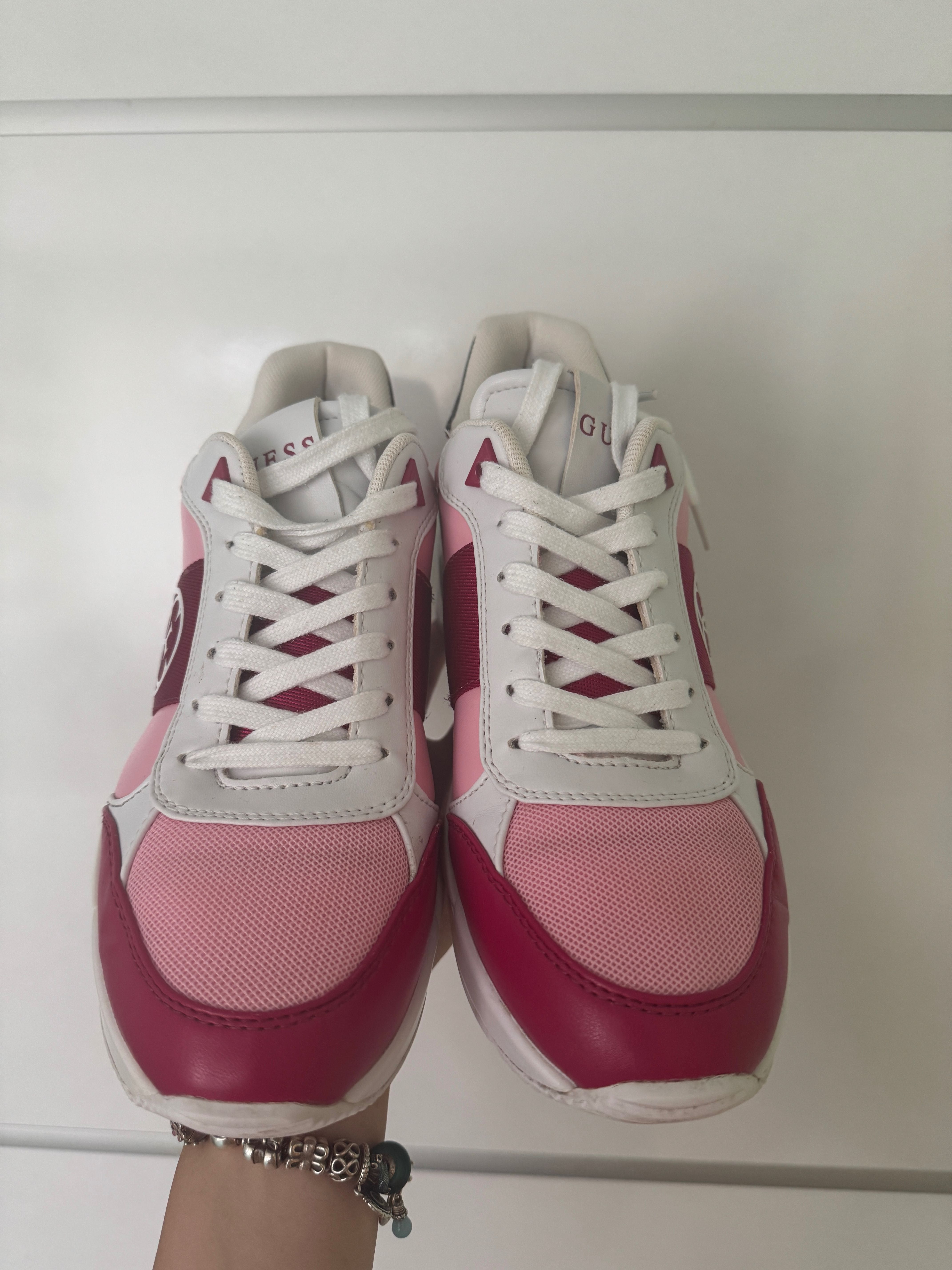 Дамски сникърси GUESS (размер 40)