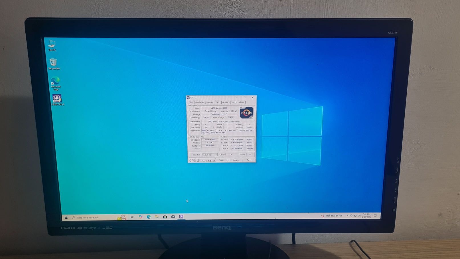 Ryzen 5 1600, RX 580, 16gb Ram DDR4, SSD 120gb, HDD 1TB.