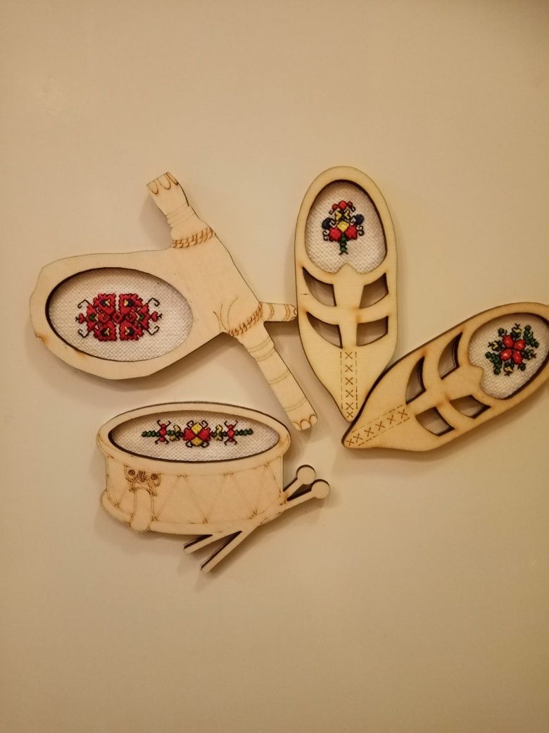 Бродирани медальони и магнити с част от българска шевица