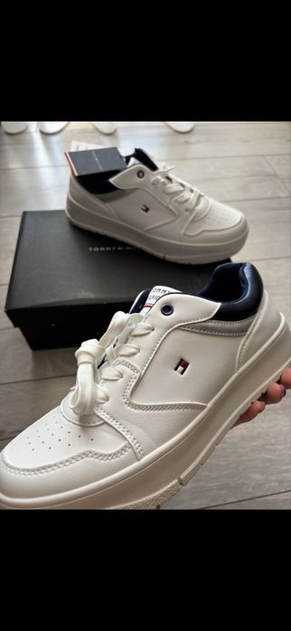 Нови Tommy Hilfiger бяло и синьо 39 номер 25 см  100 лв