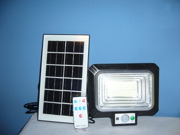 Lampă solară cu telecomandă și panou solar detașabil.