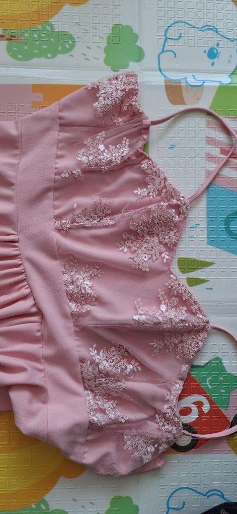 Rochie cu dantelă lungă cu crăpătură pe picior