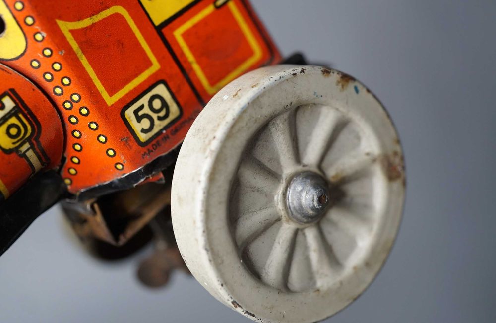 Рядка Стара Немска метална механична играчка модел валяк