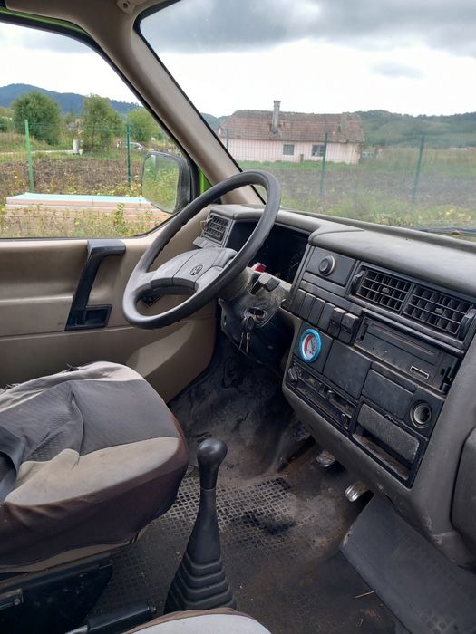 Vand Volkswagen Transporter  an 1994.functional,necesita reparatii,far