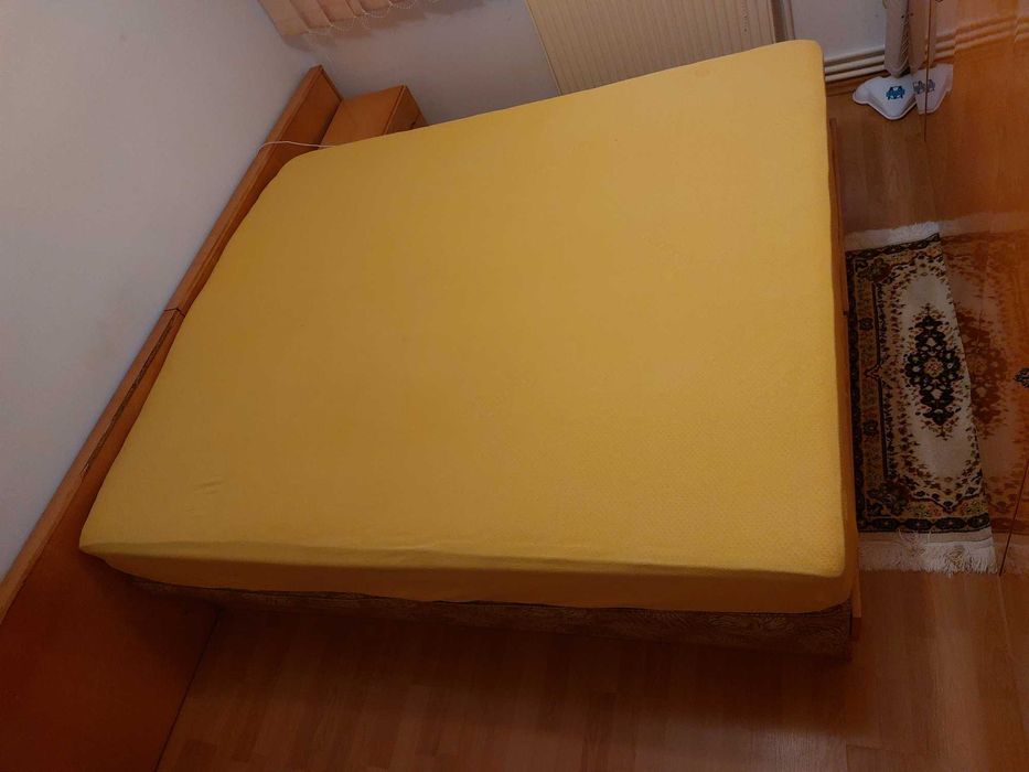 Pat cu 2 noptiere si saltea