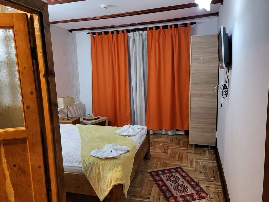 Închiriez casa de vacanță,  zona Sâmbăta de sus ,