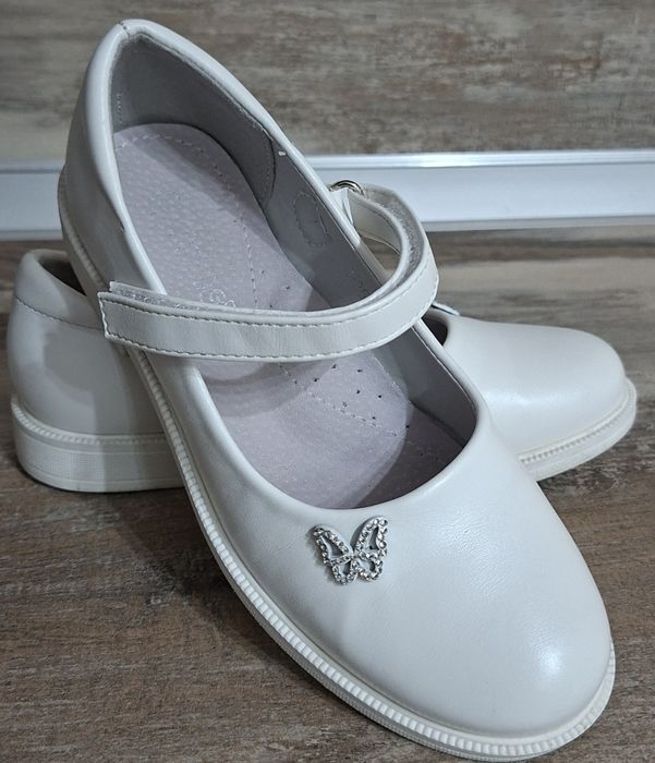 Продавам бели обувки