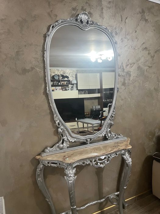 Mobilă antică reconstruită