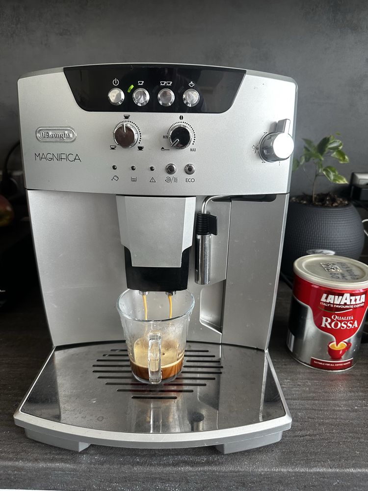 Кафе машина робот Delonghi Magnifica