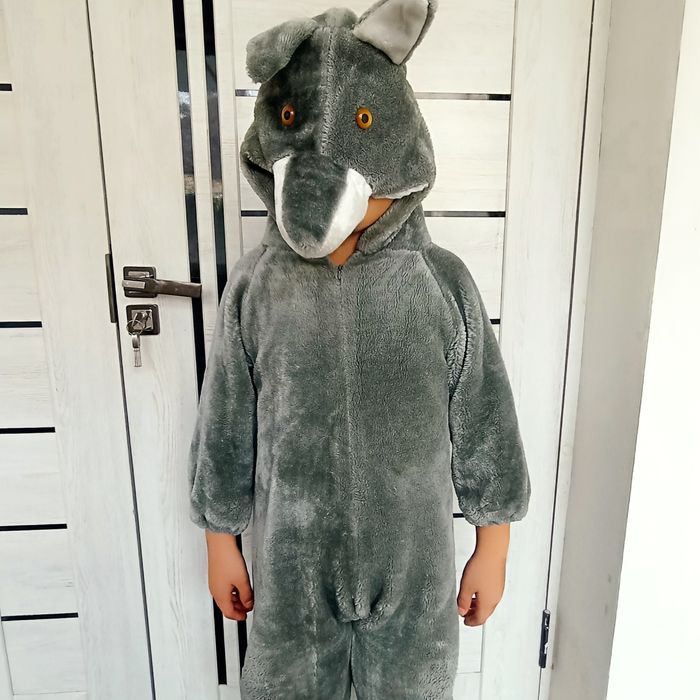 Yangi yilda bolalarga ayiqcha va bo'rini kiyimi sotiladi